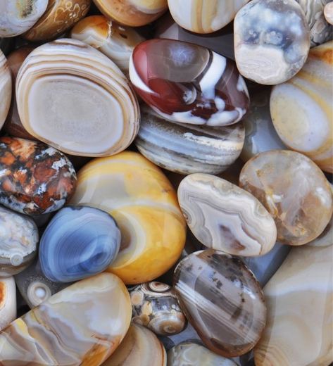 Agates Lake Superior, Michigan Rockhounds, Hiking Michigan, Lake Superior Rocks, Agate Hunting, Michigan Hiking, Mineral Chart, Michigan Bucket List, Lake Michigan Stones