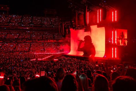 Concert Stadium Aesthetic, Taylor Swift Red Tour Aesthetic, Taylor Swift Concert Aesthetic Crowd, Taylor Swift Stage Design, Concert Aesthetic Taylor Swift, Taylor Swift Concert Crowd, Rep Aesthetic, Singer Lifestyle, Songs About Love