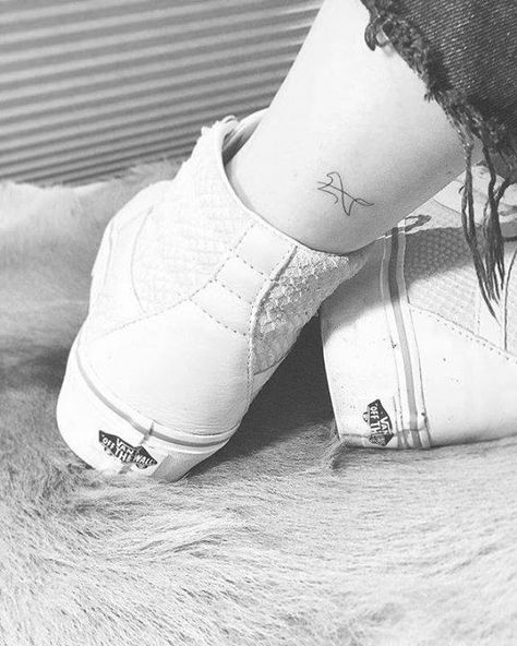 Horse Hooves Tattoo, Single Line Horse Tattoo, Horse Tattoo Ideas Small Simple, Line Horse Tattoo, Tiny Horse Tattoo, Minimalist Horse Tattoo, Logo Cheval, Small Horse Tattoo, Tattoo Fixes