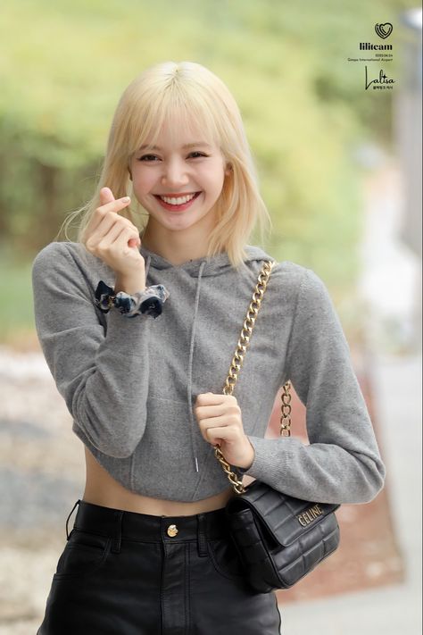 Korean Heart Hand Pose, Blonde Hair Korean, Putao, Short Bangs, Hearts Girl, Lisa Bp, Short Blonde, Short Blonde Hair, Blackpink Lisa