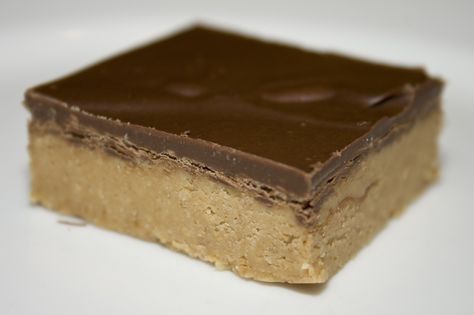 Reese's Peanut Butter Bars - Bakerlady Reese's Peanut Butter Bars, Peanut Butter Chocolate Bars, Butter Bars, Peanut Butter Bars, Easy Peanut Butter, Reeses Peanut Butter, Eat Dessert, Sweets Treats, Dessert Bars