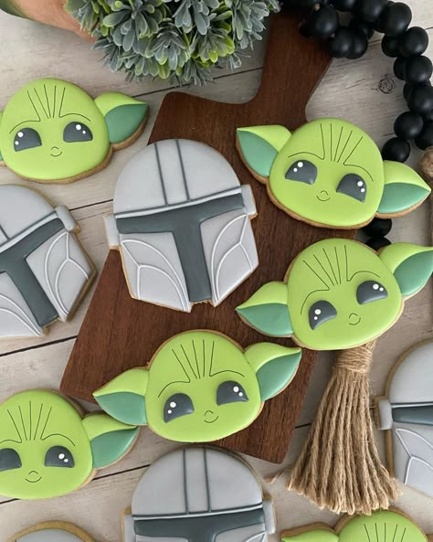 Star Wars Baby Shower Cookies, Grogu Cookies, Star Wars Cookies Decorated, Macaroon Designs, Baby Yoda Cookies, Starwars Mandalorian, Star Wars Birthday Cake, Cookie Kits, Star Wars Cookies