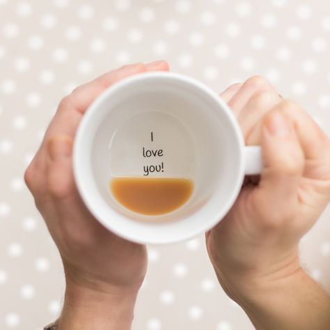 It's tea and love with our hidden message mug. Remind your person that you're thinking about them when they drain the last bit of their drink. Seeing 'I love you!' can really make their morning. WHAT YOU NEED TO KNOW The mugs have a gold heart on either side of the ceramic mug in a beautiful metallic finish. The coffee mug suits those who love on trend metallics and modern shapes. The inside bottom of the mug is printed in a black, handwritten style font, reading 'I love you!'. We can ensure eve I Love You Mum, Romantic Gifts For Wife, Miss You Gifts, Love You Mum, Tassen Design, Valentines Mugs, Creative Valentines, Mother's Day Mugs, Escape Game