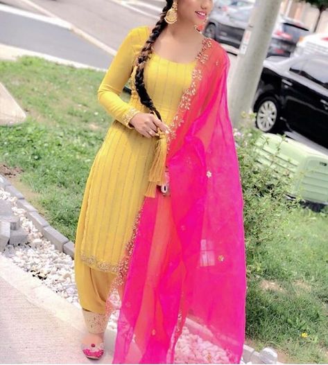 Kurti Patiala, Recycle Saree, ਪੰਜਾਬੀ ਸੂਟ, Punjabi Suits Designer, Punjabi Suit Neck Designs, Punjabi Suits Party Wear, Suit Neck Designs, Haldi Dress, Patiala Suit Designs