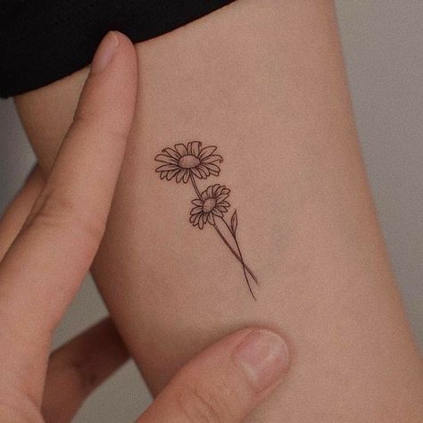 Matching Tattoos Sunflower, Simple Tattoos Sunflower, Wild Daisies Tattoo, Daisy Hand Tattoo, Single Daisy Tattoo, Unique Daisy Tattoo, Minimal Daisy Tattoo, Tiny Sunflower Tattoo Simple, Sunflower Small Tattoo