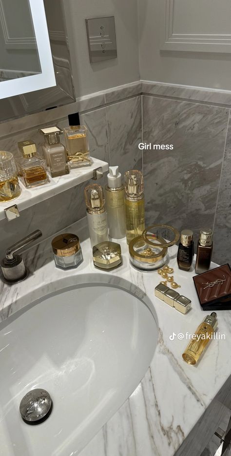 Vanity Goals, Perfume Inspiration, Black And Gold Aesthetic, Brown Acrylic Nails, Beauty Vanity, Lifestyle Aesthetic, Gold Aesthetic, Perfume Scents, Beauty Goals