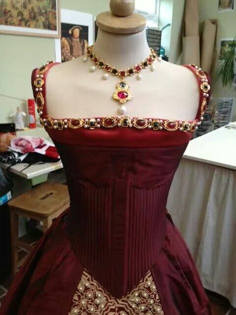 Formal Royal Dress, Red And Gold Victorian Dress, Red Aesthetic Prom Dress, Red 1700s Dress, Tudor Inspired Wedding Dress, Red Tudor Dress, Tudor Dress Aesthetic, Medevial Dresses Royal, House Of The Dragon Dresses