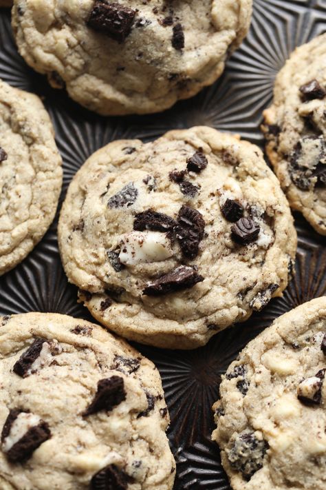 Oreo Pudding Cookies are a family favorite! They are crispy at the edge, but adding pudding mix directly into the batter keeps them soft and chewy in the center! Oreo Pudding Cookies, Outrageous Cookies, Oreo Cookie Dessert, Baking Competition, Pudding Cookies Recipes, Oreo Cookie Recipes, Oreo Dessert Recipes, Oreo Pudding, Dessert Recipes Cookies