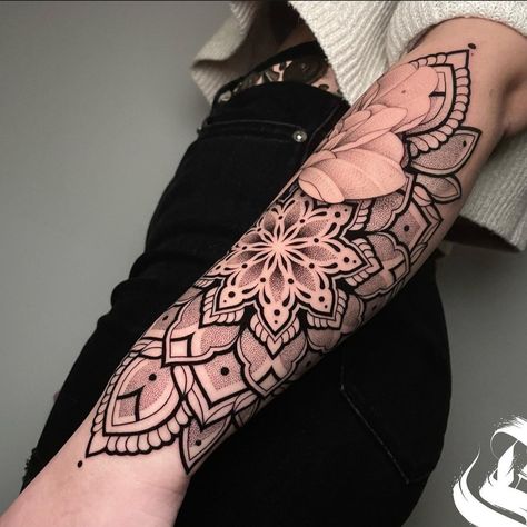 Bold Mandala Tattoo, Mandala Elbow Tattoo Women, Mandala Cuff Tattoo, Ornamental Tattoo Arm, Mandala Tattoo Sleeve Women, Mandala Tattoo Leg, Forearm Mandala Tattoo, Tattoo Bein Frau, Shoulder Cap Tattoo