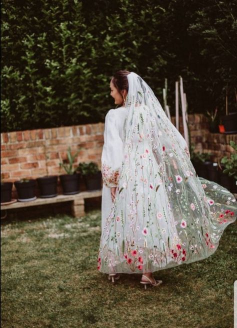 Wildflower Veil, Cathedral Veil Wedding, Wedding Cathedral, Floral Wedding Veils, Veil Short, Embroidered Veil, Embroidered Wedding Gown, Veil Floral, Floral Veil