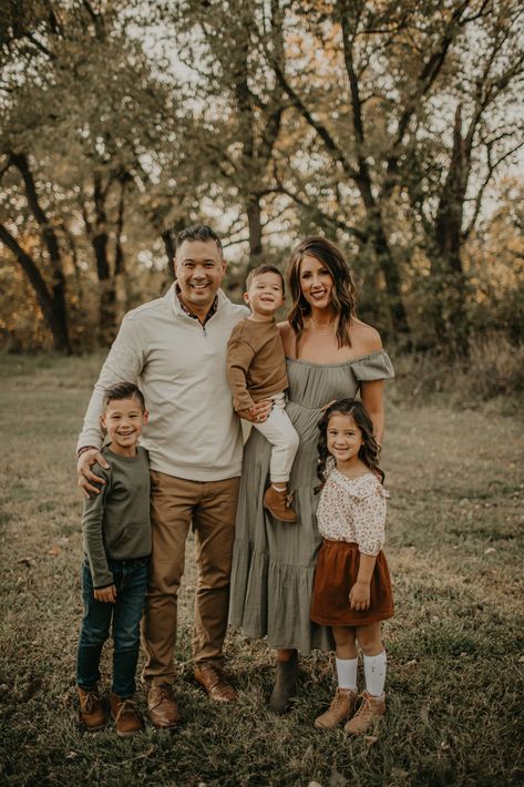 Fall Family Pictures Outfits 4 People, Fall Family Photos Neutrals, Family Of 4 Photo Outfits Fall, Color Coordinated Family Pictures Fall, Fall Minis Outfits, Fall Family Pictures Outfits Color Schemes Burnt Orange, Orange And Green Family Pictures, Fam Pictures Outfits, Fall Picture Palette