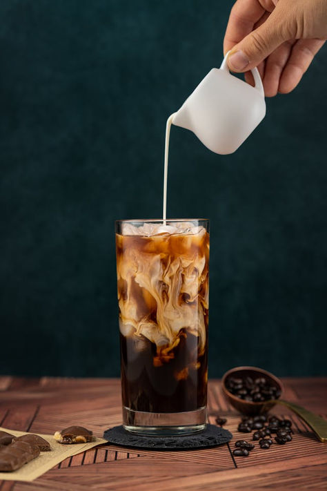 Both cold brew and iced coffee are perfect ways to cool down and enjoy the delicious taste of coffee. But what’s the difference between these two tempting drinks? Let’s find out! Cold Drink Aesthetic, Milk In Coffee, Drink Aesthetic, Brew Coffee, Cold Brew Coffee, Diet Foods, Cold Drink, Sketchbook Ideas, Cold Brew