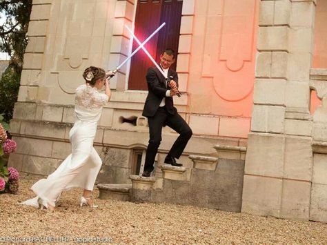 Wedding lightsaber duel photo! I AM SO DOING THIS! Sorry, I'm not sorry future hubby..... ;) Wedding Lightsaber Duel, Lightsaber Wedding Send Off, Star Wars Wedding Photoshoot, Lightsaber Wedding Photos, Nerdy Wedding Ideas, Superman Wedding, Star Wars Wedding Ideas, Lightsaber Duel, Prom Photo Shoot