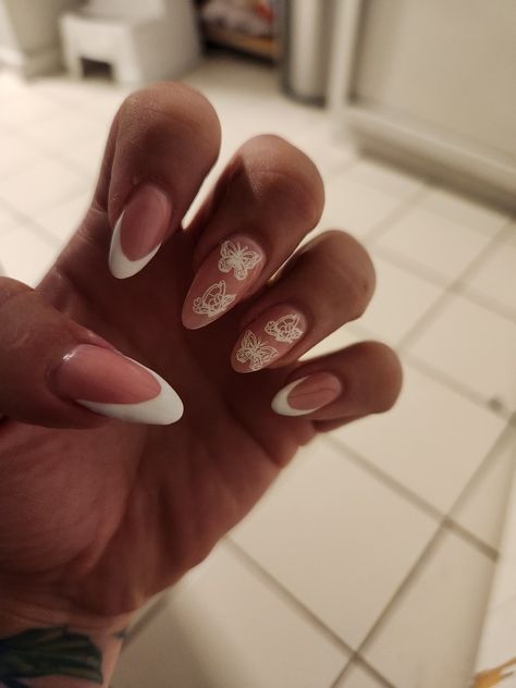 White butterfly nails Butterfly Wedding Nails, Butterfly White Nails, White Butterfly Nails, Nail Butterfly, Butterfly Press On Nails, Butterfly Nail Designs, Butterfly Nails, Rose Gold Nails, Butterfly Wedding