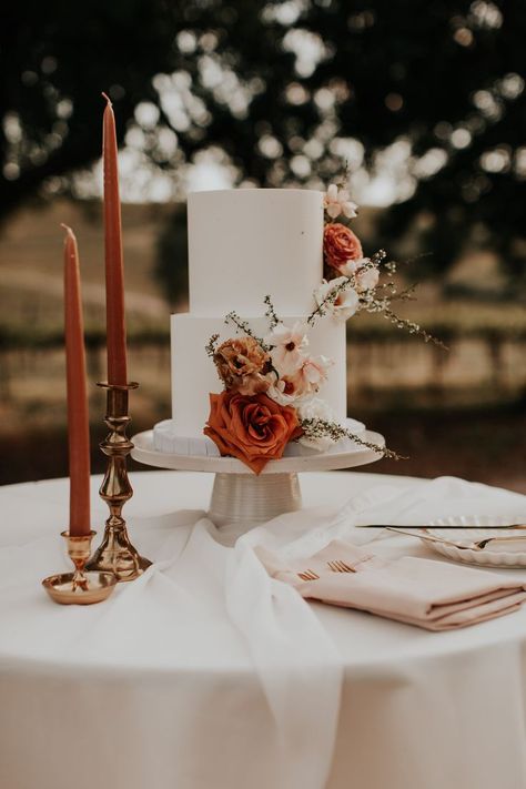 Romantic Rust orange wedding cake Wedding Cake Designs Simple Boho, Burnt Orange Theme Wedding Cake, Boho Terracotta Wedding Cake Table, Sunset Terracotta Wedding Cake, Cinnamon Wedding Cake, Fall Wedding Cake Flowers, Wedding Cake Terracotta Flowers, Wedding Fall Cake, October Wedding Cake Ideas