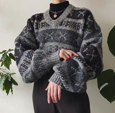 Person Wearing Sweater Reference, Dark Cottagecore Fashion Men, Bubblegum Witch Outfits, Androgynous Winter Outfits, Knitting Aesthetic Dark, Sweater Aesthetic Outfit, Winter Clothes Aesthetic, Sweater Reference, Sweater Dark Academia