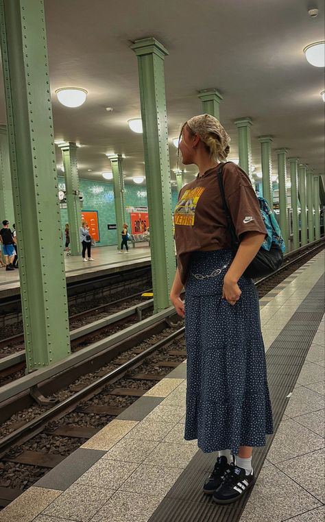 Waiting for the train pose vintage outfit inspo long flowy maxi skirt brandy Melville with adidas sambas and headscarf and silk scarf black leather shoulder purse sneakers vintage vibe in Europe with sambas Sporty Long Skirt Outfits, Long Skirt Outfits With Tshirt, Long Baggy Skirt Outfit, Long Skirt With Baggy Shirt, Toboggan Outfit, Baggy Tee Shirt Outfit, Long Skirt Sneakers Outfits, Long Skirt Baggy Shirt, Long Skirts With Sneakers