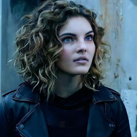 Drake Queen, Selina Kyle Gotham, Camren Renee Bicondova, Carmen Bicondova, Ryan Jones, Dinah Drake, New Justice League, Camren Bicondova, Gotham Series