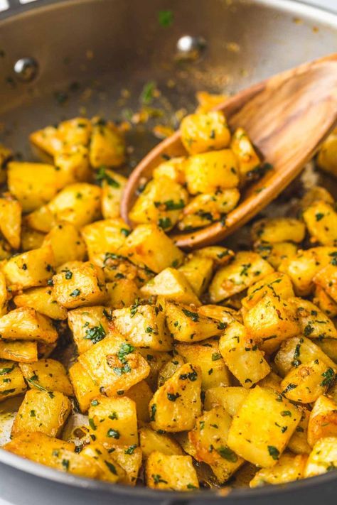 Lebanese Potatoes, Batata Harra, Spicy Potatoes, Little Sunny Kitchen, Middle East Food, Sunny Kitchen, Middle East Recipes, Middle Eastern Dishes, Halal Recipes