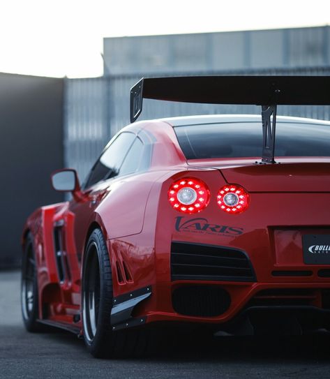 Fastest Cars - There are Pagani Huayra cars, Lamborghini, Hennessey Venom, Koenigsegg Agera RS, Bugatti Veyron, Bugatti Chiron, and so on. #Nicecars#Coolcars#Fastcars#Cars#Expensivecars Kereta Sport, Gtr 35, R35 Gtr, Nissan Gtr R35, Gtr R35, Nissan Skyline Gtr, Nissan Gtr Skyline, Skyline Gtr, Nissan Gt