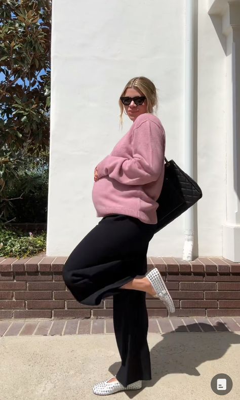 Sofia Richie Maternity Style, Sofia Richie Pregnant Style, Sofia Richie Maternity, Sofia Richie Pregnant, Celeb Pregnancy Style, Sofia Richie Pregnancy Shoot, Gigi Hadid Pregnant Outfit, Preg Outfits, Aesthetic Mom