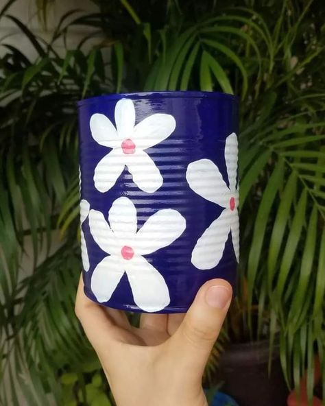 Formula Milk Tin Ideas, Can Painting Ideas Tin, Painting On Tin Cans, Paint Tin Cans Diy Craft Ideas, Tin Can Painting Ideas, Can Flower Pots, Painted Cans, Painted Tin Cans, Tin Can Art