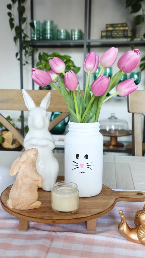 Upcycled Easter bunny vase using a jar, chalk paint and acrylic paint. DIY Easter decor and an easy kids craft. Vase Decorating Ideas, Easter Vase, Diy Easter Bunny, Easter Centerpieces Diy, Easter Mason Jars, Glass Vase Decor, Weekend Crafts, Easy Easter Decorations, Easy Easter Crafts