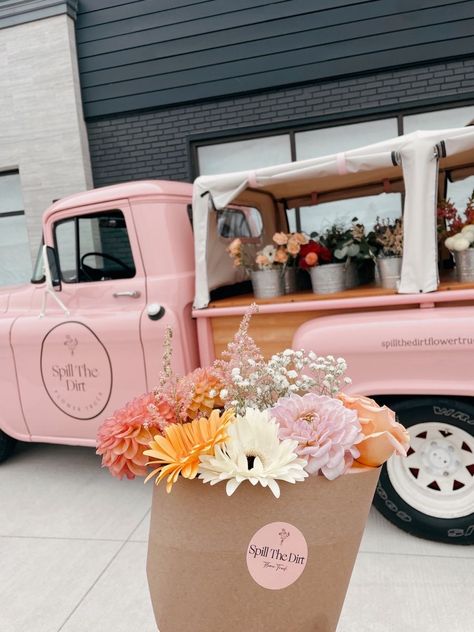 Flower Trailer Business, Vintage Flower Truck, Flower Boutique Ideas, Flower Truck Aesthetic, Mobile Flower Truck, Flower Truck Photoshoot, Flower Truck Ideas, Flower Farm Aesthetic, Flowers Shop Aesthetic