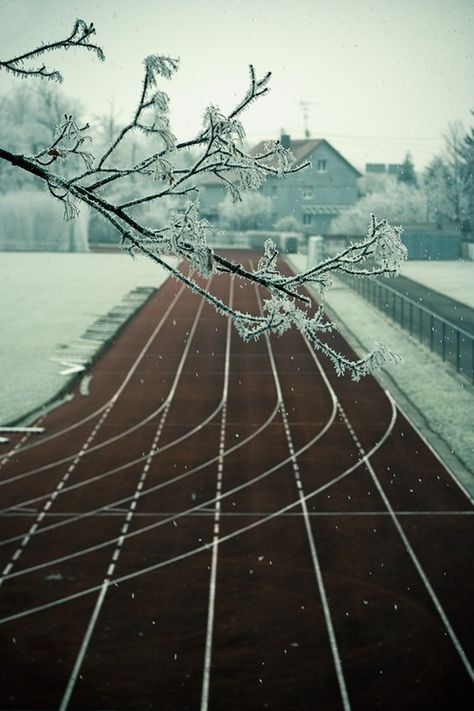 This is sooooooo true!(For track and field runners) http://www.buzzfeed.com/skarlan/25-things-only-track-and-field-runners-can-underst-82j3?sub=2000404_850803 Running In Winter, Running Winter, Tips For Running, Running Routine, Running Track, Winter Running, Running Inspiration, Keep Running, Foto Art