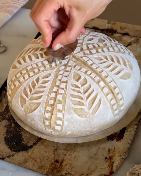 Cool Bread Designs, Sourdough Bread Patterns, Bread Art Design, Sourdough Cut Designs, Sourdough Bread Art, Sourdough Painting, Sourdough Bread Designs, Sourdough Scoring Patterns, Artisan Bread Design