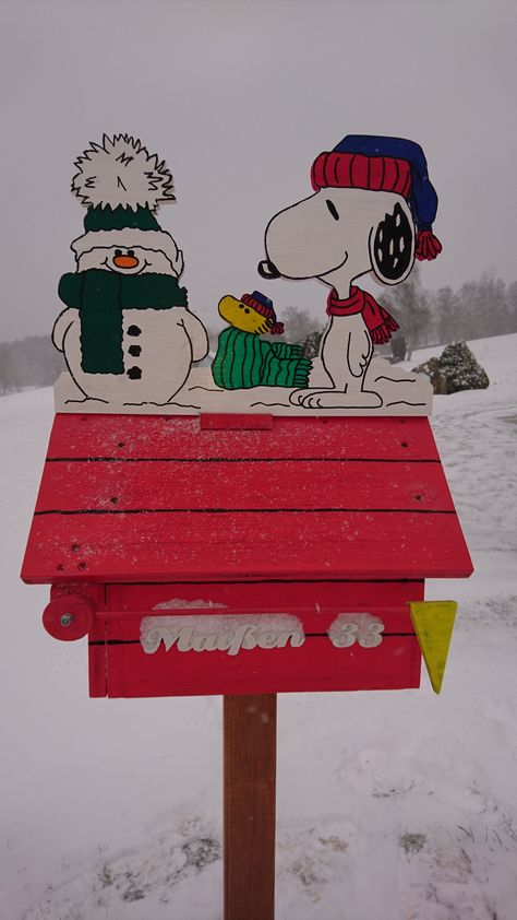 Snoopy Mailbox, Calvin And Hobbes Snowmen, House Additions, Unique Mailboxes, Ideas Navideñas, Mail Boxes, Peanuts Characters, Random Ideas, Charlie Brown And Snoopy