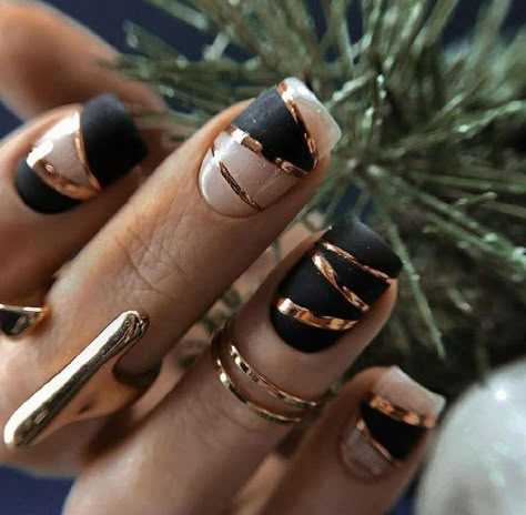 Prom Nail Art Designs, Elegant Nails Square Long, Short Nail Designs Gel Classy, Black Beige Nails Design, Modern Chic Nails, Black And Gold Party Nails, Dark Nails With Accent Nail, Nude Black And Gold Nails, Short Nails With Accent Nail