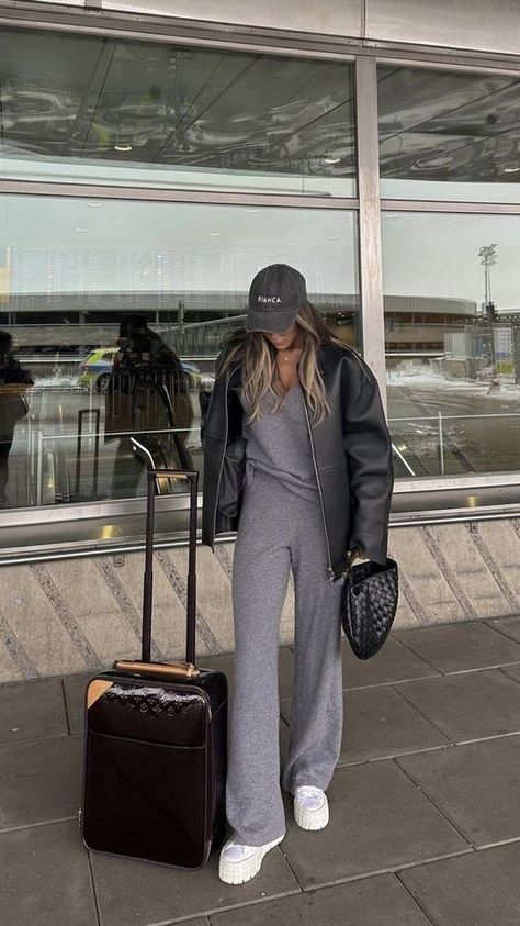 13 Best Airport Outfits To Stay Comfy and Stylish - The Wandering Girl Black Sweatpants Airport Outfit, Outfit For Flight Travel Airports, Airport Outfit Comfy Long Flight, Airplane Outfit Comfy, Iceland Autumn, Outfits To Wear On A Plane, Airport Crush, Airport Outfit Long Flight, Classy Airport Outfit