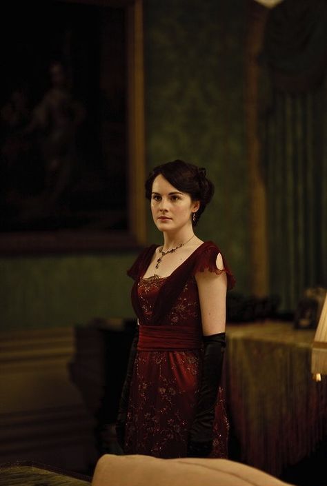 the-garden-of-delights: Michelle Dockery as Lady Mary Crawley in Downton Abbey (2010). Downton Abbey Clothes, Downtown Abbey Fashion, Downton Abbey Season 1, Mary Crawley, Lady Mary Crawley, Laura Carmichael, Elizabeth Mcgovern, Dowager Countess, Downton Abbey Fashion