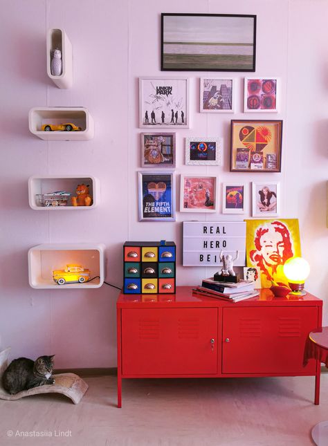 50s Inspired Decor, Retro Futurism Home Decor, Retro Room Ideas 1980s Vintage, Home Game Room Retro, Retro Chic Bedroom, Retro Home Decor 1950s, Atomic 50s Decor, Retro Bedroom Ideas 1950s, Retro Futurism Bedroom