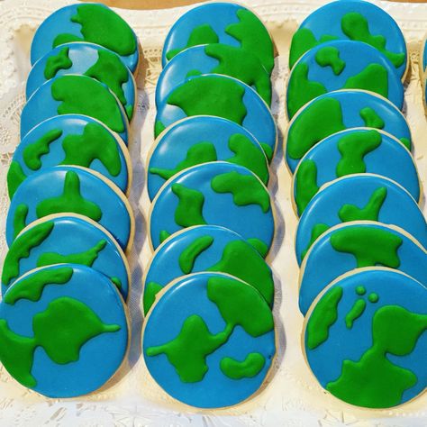 Earth Cookies Decorated, Earth Theme Party, Travel Cookies, Royal Cookies, Earth Cake, Space Crafts For Kids, Bakery Display, Spring Cookies, Sugar Cookie Designs