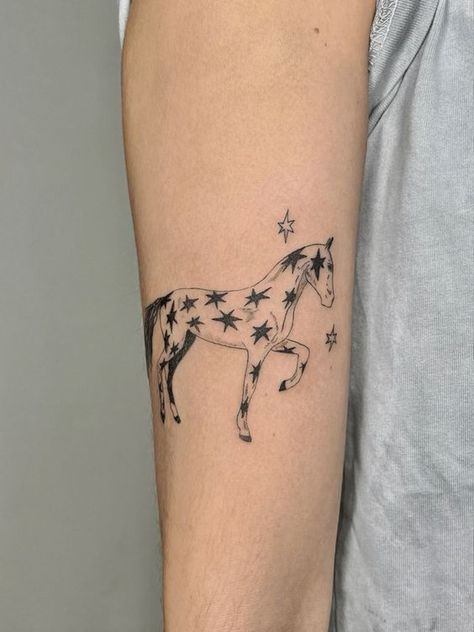 Horse Tattoo Ideas, Horse Shoe Tattoo, Warrior Tattoo, Horse Tattoo, Poke Tattoo, Tattoo Placement, Skin Art, Creative Tattoos, Piercing Tattoo