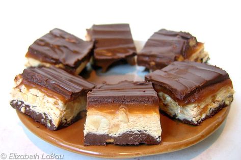 Candy Bar Fudge, Snickers Fudge, Bake Sale Ideas, Bake Sale Treats, Snickers Candy Bar, Snickers Candy, Fudge Recipes Chocolate, Bake Sale Recipes, Hershey Candy