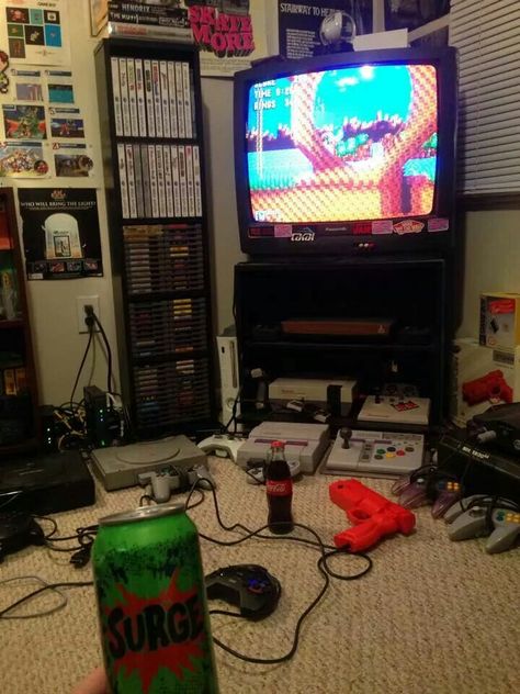 90s Gaming Aesthetic, 2000s Gaming Aesthetic, Retro Gaming Room, Ultimate Gaming Room, Retro Room Ideas, 90s Room, 90s Bedroom, Retro Games Room, Setup Gaming