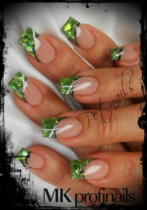 Green Fingernails, March Nails Ideas St. Patrick's Day, Pedicure Nail Ideas, Saint Patricks Day Nails, St Patricks Day Nails Design, March Nail Designs, St Patricks Nail Designs, Flower Toe Nails, March Nails