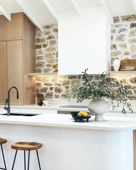 Combination of textures through materials to bring the perfect tranquil kitchen Natural Stone Splashback Kitchen, Portland Stone Kitchen, Beach Cottage Interior Design, Spanish Townhouse, Tranquil Kitchen, Stone Wall Kitchen, Stone Kitchen Design, Kitchen Village, White Kitchen Makeover