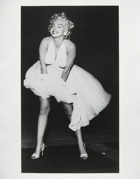 Iconic Marilyn. Marilyn Monroe, Bernard of Hollywood black and white photograph, posing in costume for her role as "The Girl" in 'The Seven Year Itch', 1955 - by Julien's Auctions Marilyn Monroe White Dress, Marilyn Monroe Outfits, Marilyn Monroe Costume, Marilyn Monroe Wallpaper, Marilyn Monroe Tattoo, The Seven Year Itch, Marilyn Monroe Artwork, Seven Year Itch, Marilyn Monroe Fashion