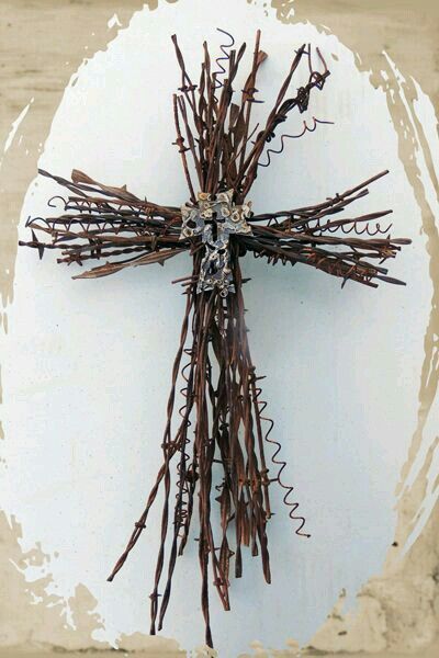 . Barbed Wire Cross, Barb Wire Crafts, Barbed Wire Art, Dekoratívne Vence, Wire Crosses, Twig Crafts, Rugged Cross, Barb Wire, Rustic Cross