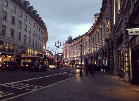 London. 📍 Working Aesthetic, London Diaries, 2010 Aesthetic, London Vibes, London Dreams, London Boy, Girl Vibe, London Aesthetic, Object Photography