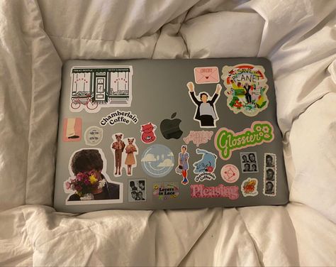 Mac Stickers Aesthetic, Laptop Sticker Aesthetic, Macbook Case Ideas, Laptop Stickers Aesthetic Ideas, Macbook Stickers Aesthetic, Macbook Case Stickers, Macbook Hacks, Macbook Aesthetic, Ipad Computer