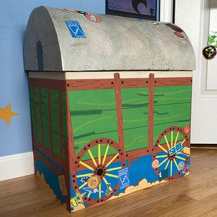 PERFECTION! | Someone Made An Exact Replica Of Andy’s Room From “Toy Story” And It Will Blow Your Mind Andys Room Toy Story, Toy Story Bedroom, Andy's Room, Toy Story Nursery, Andys Room, Toy Story Room, Casa Disney, Art And Craft Paper, Cool Kids Rooms