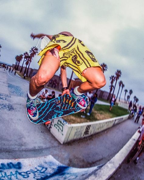 Christian Hosoi.. 1980's Venice Skatepark @hosoiskateboards @christianhosoi #veniceboys #veniceoriginals #veniceskatepark @jimmyz @jenniferhosoi 80s Skateboarding, Skate Pics, Street Skateboarding, 70s Skateboarding, Christian Hosoi, Skateboard Images, San Francisco Skateboarding, Skateboard Pics, Skateboard Culture