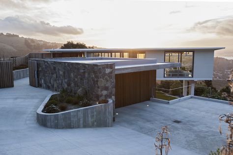 Gallery of Clifton Hill House / Herriot Melhuish O'Neill Architects - 5 New Zealand Architecture, Timber Staircase, Clifton Hill, Landscape Architecture Drawing, Interior Fit Out, Architecture Awards, Hill House, A Hill, House On A Hill