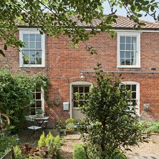 Be inspired by this beautiful Georgian townhouse in Suffolk | Ideal Home Georgian Modern Interior, Georgian Townhouse Exterior, Georgian Cottage Interiors, Georgian Interiors Contemporary, Georgian Cottage, Georgian Farmhouse, Suffolk Cottage, Georgian Country House, English Farmhouse