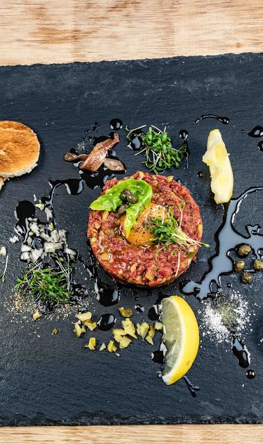 stuttgartcooking: Beef-Tatar auf meine Art, einmal so und dann so…..! Chaotisch und mit Minze eben! Naturally Whiten Teeth, Beef Tartare, Italian Dinner Recipes, Bistro Food, Whiten Teeth, Cheap Dinner Recipes, Italy Food, Natural Teeth Whitening, Fancy Food